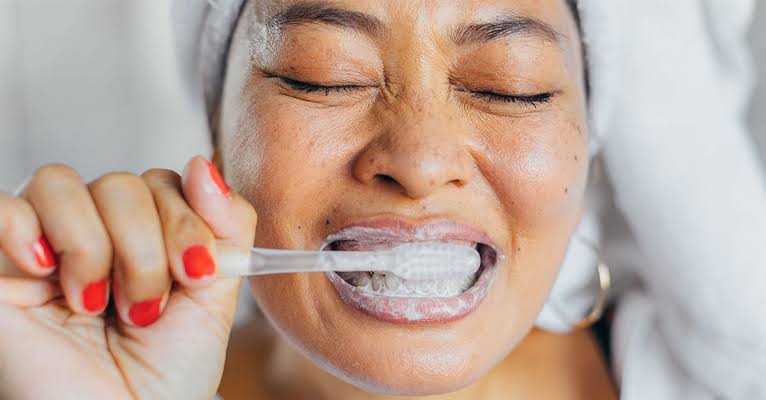 How to Brush Your Teeth Effectively for Less Plaque